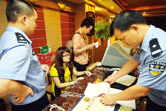 用假證入住旅館被民警查獲，男子和旅館主都被罰