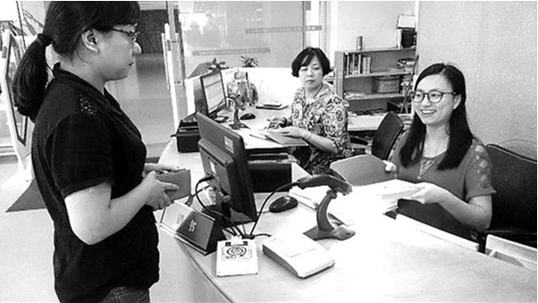圖書館安裝身份證讀卡器，市民刷身份證就可免費借書